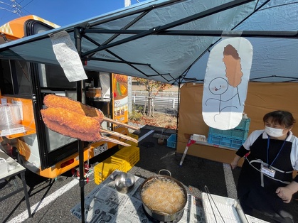 20231028浄水中学校まごころフェスタにて。当店も当店も串カツ調理でお手伝い。