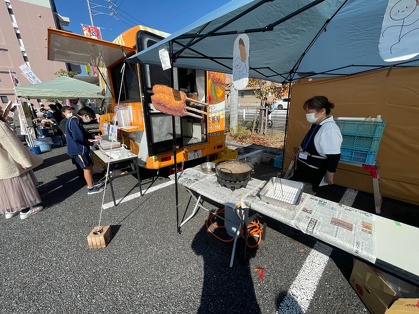 揚がった串カツをカレーにトッピングして販売する生徒のみなさん。